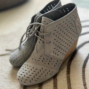 *NWOT* TOMS Desert Wedge Drizzle Grey Suede Perf Leaf